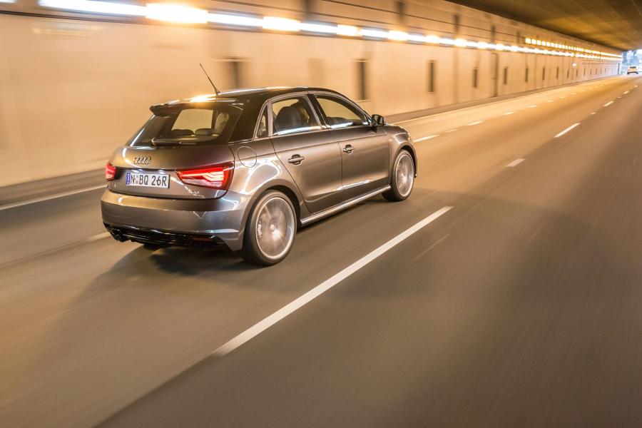  Audi A1 Sportback TFSI S-Line 2015 года  (AU) (фото 15 из 26)
